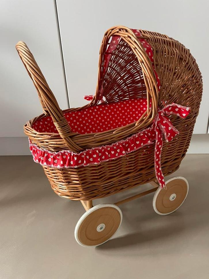 Rieten poppenwagen, Kinderen en Baby's, Speelgoed | Poppen, Zo goed als nieuw, Babypop, Ophalen