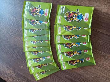 16 nieuwe dichte pakjes Minions plus een stapeltje losse beschikbaar voor biedingen