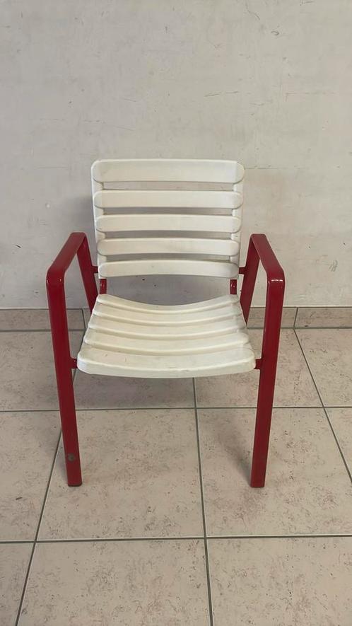 3 leuke en stevige kinder tuinstoelen (rood/wit), Tuin en Terras, Tuinstoelen, Gebruikt, Kunststof, Stapelbaar, Ophalen