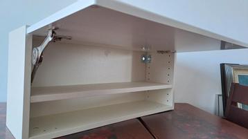 Hangkastje met klapdeur beschikbaar voor biedingen