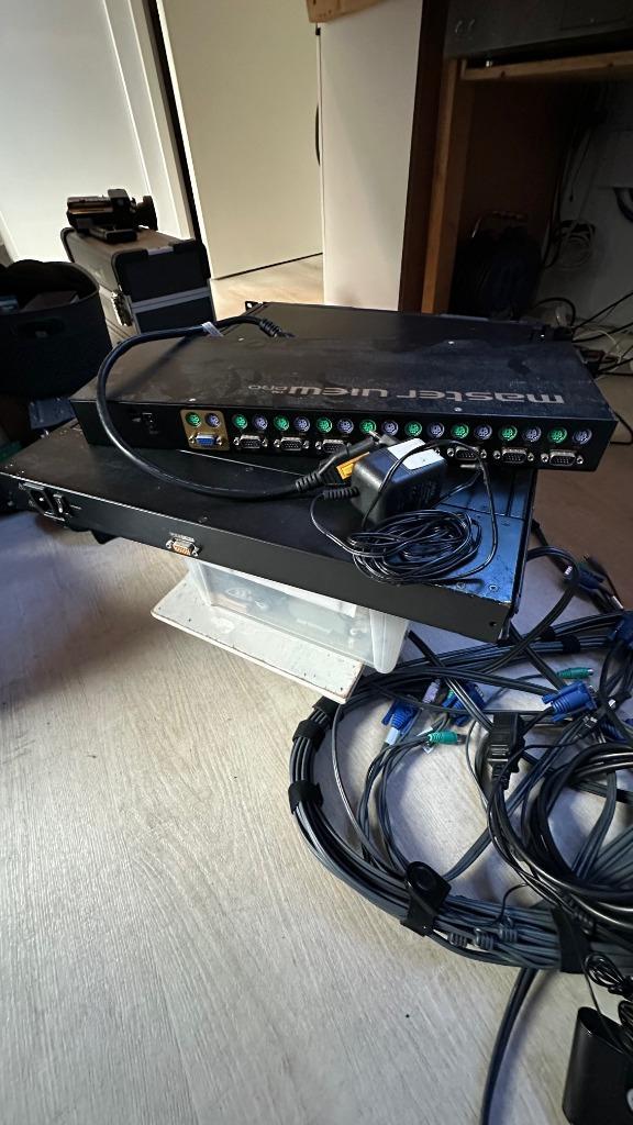 Kvm switch set, Diensten en Vakmensen, Computer en Internet experts, Netwerkaanleg, Ook voor bedrijven