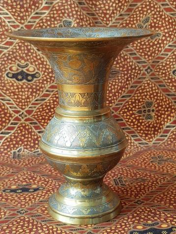 Mooie zware antieke Oosterse vaas van bewerkt koper 14,8 cm. beschikbaar voor biedingen