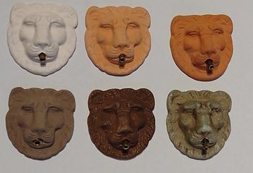 Terra cotta leeuwekopspuwer ornament in beige, terra cotta beschikbaar voor biedingen