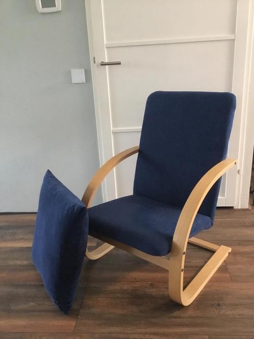 Comfortabele fauteuil met licht verend frame, Huis en Inrichting, Stoelen, Zo goed als nieuw, Eén, Hout, Blauw, Ophalen