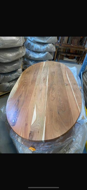 Ovale eettafel beschikbaar voor biedingen