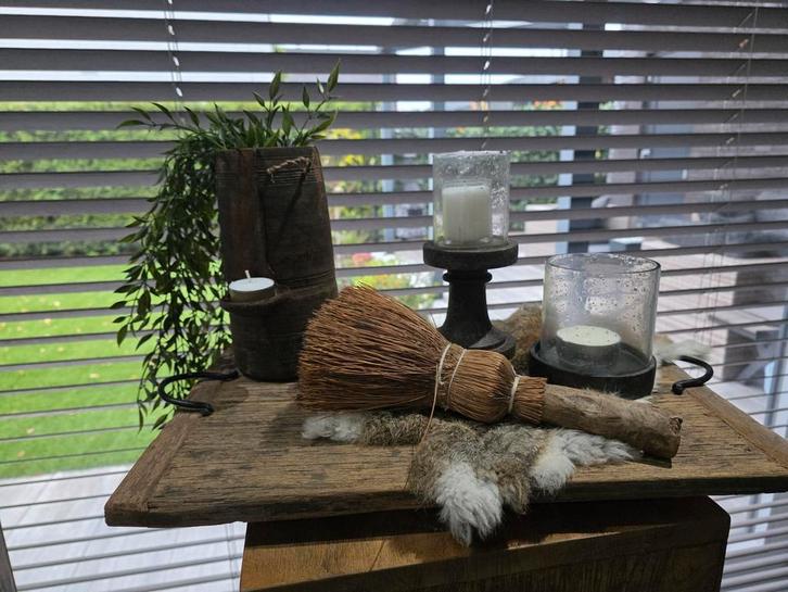 Decoratieve set met kaarsen en bezem, Antiek en Kunst, Antiek | Woonaccessoires, Ophalen of Verzenden