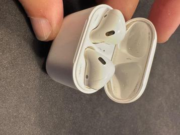 Apple aerpods 1 in case beschikbaar voor biedingen