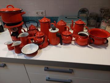 Rood emaille koffiekan petroleumbrander  beschikbaar voor biedingen