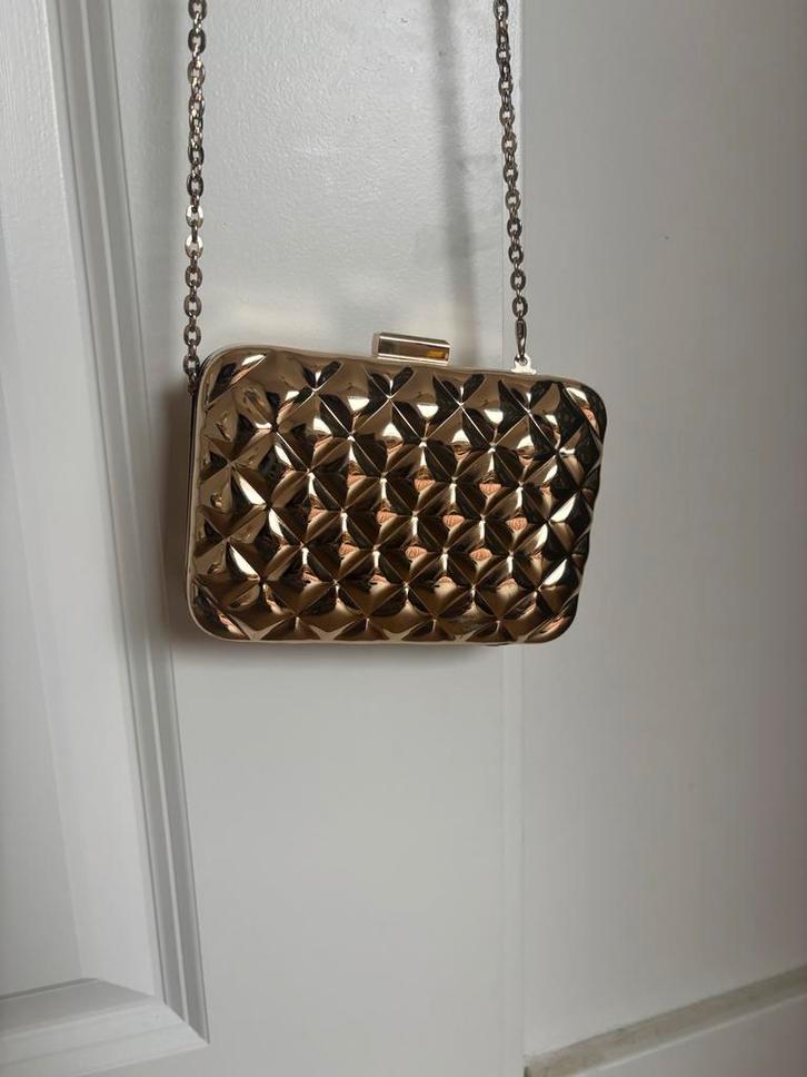 H&M Gouden Clutch - Avondtasje, Sieraden, Tassen en Uiterlijk, Tassen | Damestassen, Zo goed als nieuw, Avondtasje, Geel, Ophalen of Verzenden