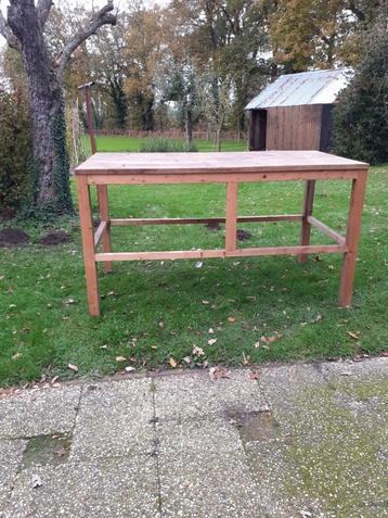 Houten tafel  beschikbaar voor biedingen
