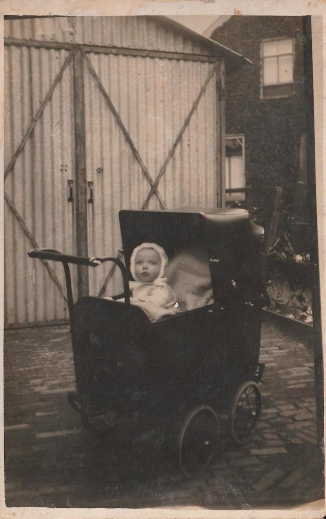 Onbekend   [Rie Brussel}    oude kinderwagen, Verzamelen, Foto's en Prenten, Gebruikt, Foto, Ophalen of Verzenden, Voor 1940