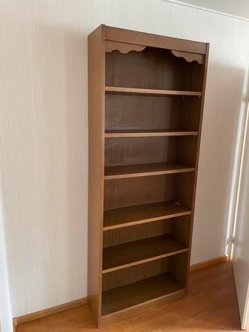 Boekenkast beschikbaar voor biedingen