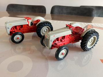Twee Ford Dearborn tractors Ertl 1/16 beschikbaar voor biedingen