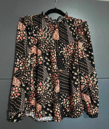 Kleurrijke blouse met leuke ruffle afwerking op schouders beschikbaar voor biedingen