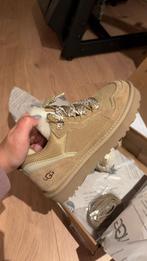 UGG Lowmel Sand 39 NIEUW, Kleding | Dames, Schoenen, UGG, Beige, Nieuw, Ophalen of Verzenden