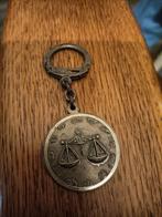 Verzilverde vintage sterrenbeeld sleutelhanger. Weegschaal., Ophalen, Gebruikt