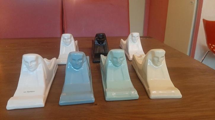 Aangeboden sphinx Maastricht keramieken beeldje asbakken., Verzamelen, Beelden en Beeldjes, Zo goed als nieuw, Overige typen, Ophalen of Verzenden
