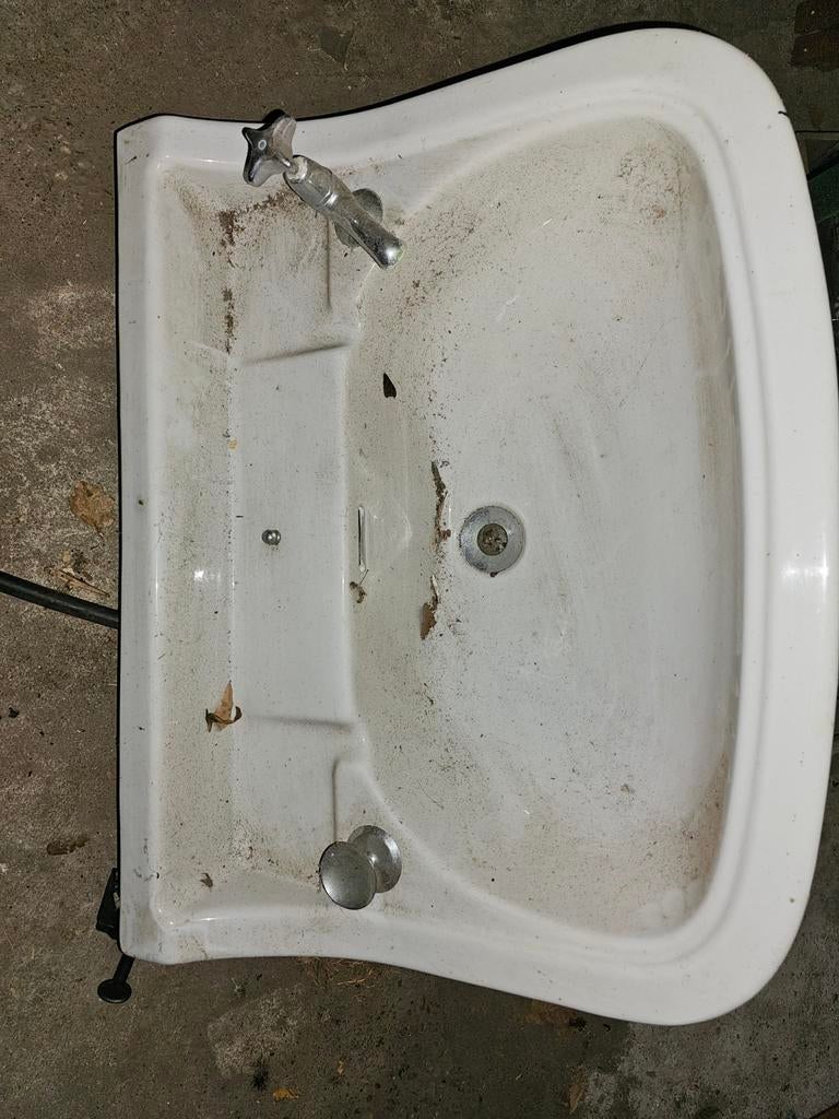 Ouderwetse wastafel inclusief handdoekrekjes, Ophalen