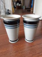 Stel retro/vintage wit met blauwe vazen ca. 19 cm hoog, Blauw, Aardewerk of Porselein, Ophalen of Verzenden, Zo goed als nieuw