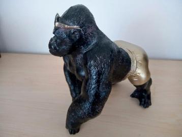 Zilverrug gorilla in korte broek en zonnebril - kunststof beschikbaar voor biedingen