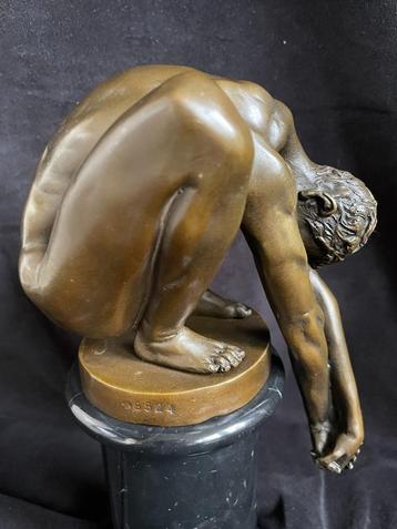 Bronzen hurkende naakte man, Cesaro/stempel zuiver brons beschikbaar voor biedingen