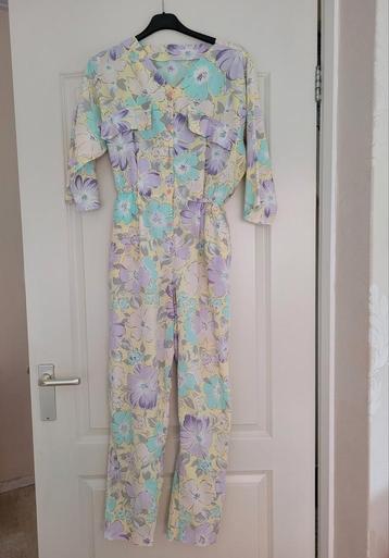 Vintage jumpsuit met bloemen.  beschikbaar voor biedingen