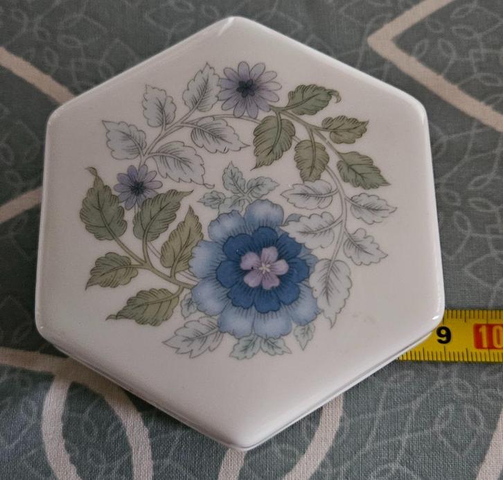 Zeskantig bonbonschaaltje Wedgwood clementine doorsnede 9 cm, Antiek en Kunst, Antiek | Servies los, Ophalen