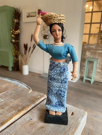 Vintage klederdracht pop  Bali / Indonesie. Vrouw met mand beschikbaar voor biedingen