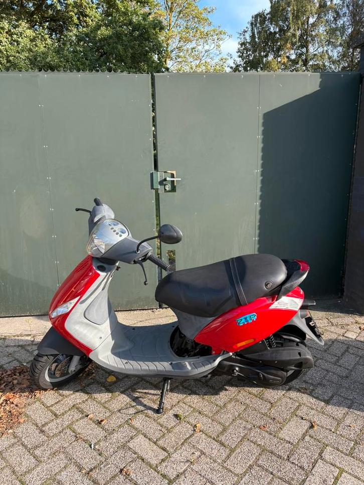 Piaggio zip 150cc A2 NIEUWSTAAT NL MOTORKENTEKEN, Fietsen en Brommers, Scooters | Piaggio, Zo goed als nieuw, Zip, Ophalen of Verzenden