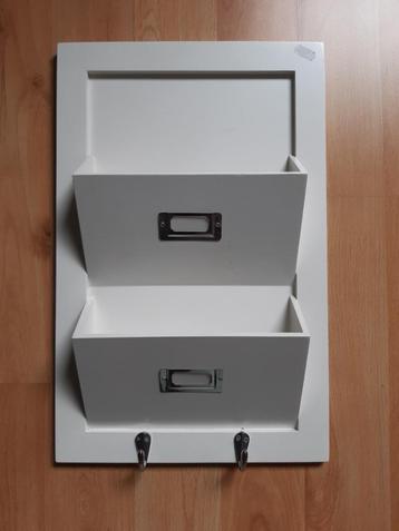 Wandrek geschikt voor bijv. lectuur beschikbaar voor biedingen