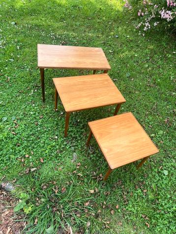 3 vintage bijzettafels nest jaren 60 retro midcentury beschikbaar voor biedingen