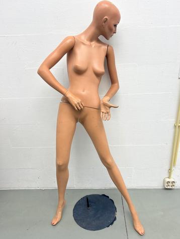 Vintage Etalagepop op Standaard beschikbaar voor biedingen