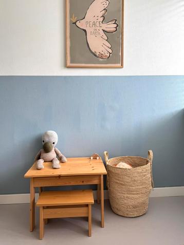 Houten tafeltje met krukje beschikbaar voor biedingen