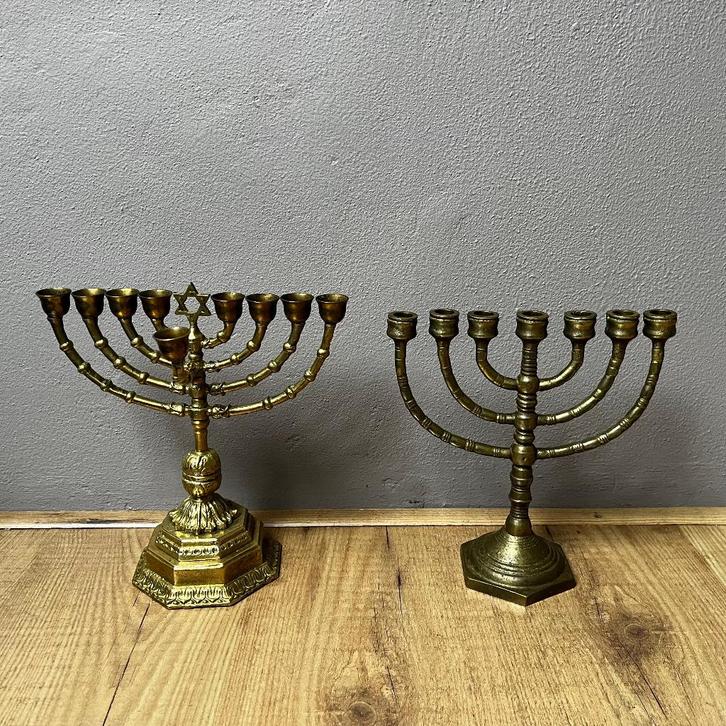 Twee kandelaars: chanoekia en menora, Antiek en Kunst, Antiek | Kandelaars, Koper of Brons, Ophalen of Verzenden