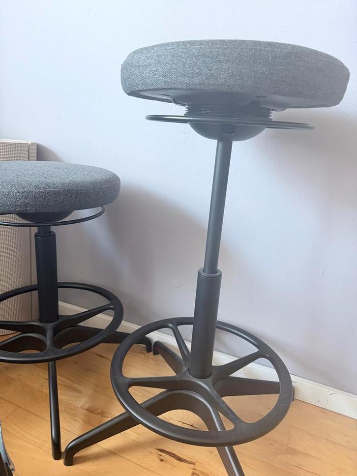 2x IKEA LIDKULLEN Zit-Stakruk, Donkergrijs,zgan, Huis en Inrichting, Barkrukken, Gebruikt, 60 tot 90 cm, Metaal, 2 krukken, In hoogte verstelbaar