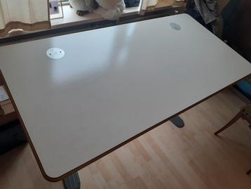Bureau tafel verstelbaar. beschikbaar voor biedingen