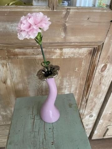 A-symmetrisch krom lila vaasje. Bloemvorm. Gouden kelkje. beschikbaar voor biedingen