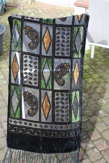 Zwarte sjaal met mooi patroon beschikbaar voor biedingen