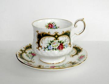 Queens Fine Bone China porseleinen theekopje met schotel. beschikbaar voor biedingen