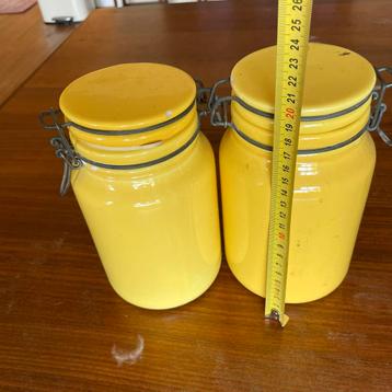 Vintage set 2 Gele Voorraadpotten beschikbaar voor biedingen
