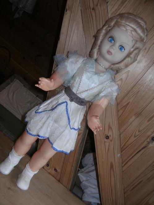 kermispop blond mohair haar blauwe knipperogen origineel, Antiek en Kunst, Curiosa en Brocante, Verzenden
