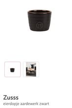 Gezocht! Eierdopje aardewerk Zusss zwart, Huis en Inrichting, Keuken | Servies, Ophalen of Verzenden, Zo goed als nieuw, Overige stijlen