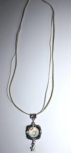 Beige waxkoord ketting met een hanger met vlindertjes, Beige, Nieuw, Ophalen of Verzenden, Overige materialen