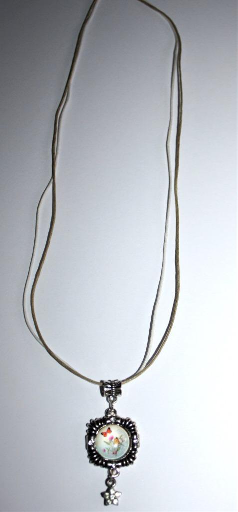 Beige waxkoord ketting met een hanger met vlindertjes, Sieraden, Tassen en Uiterlijk, Kettingen, Nieuw, Overige materialen, Beige