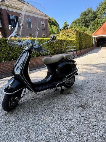 Nette Vespa LX 50 met windscherm en achterdrager beschikbaar voor biedingen