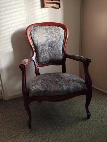 Antieke stoel beschikbaar voor biedingen