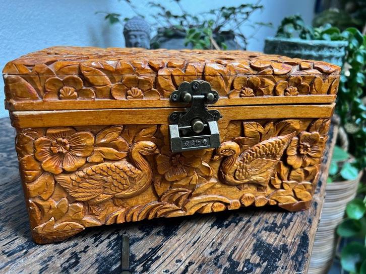Chinese houtsnijwerk kist bloemen vogels chinees handwerk, Huis en Inrichting, Woonaccessoires | Kisten, Gebruikt, Minder dan 50 cm
