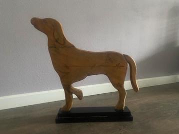 Leuke decoratieve houten hond beschikbaar voor biedingen