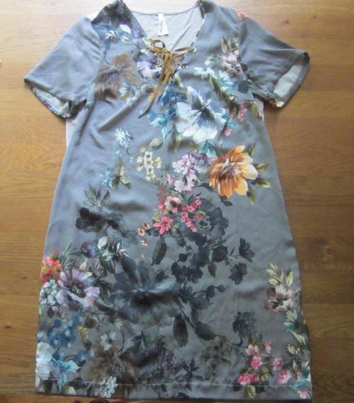 Miss Etam jurk L bloemen grijs als nieuw, Kleding | Dames, Jurken, Zo goed als nieuw, Maat 42/44 (L), Grijs, Onder de knie, Ophalen of Verzenden