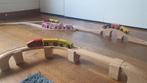 Mooie houten treinbaan met 4 treintjes, 2 bruggen/tunnel, Kinderen en Baby's, Overige typen, Zo goed als nieuw, Ophalen
